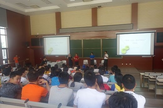 嘉宾现场回答学生提问